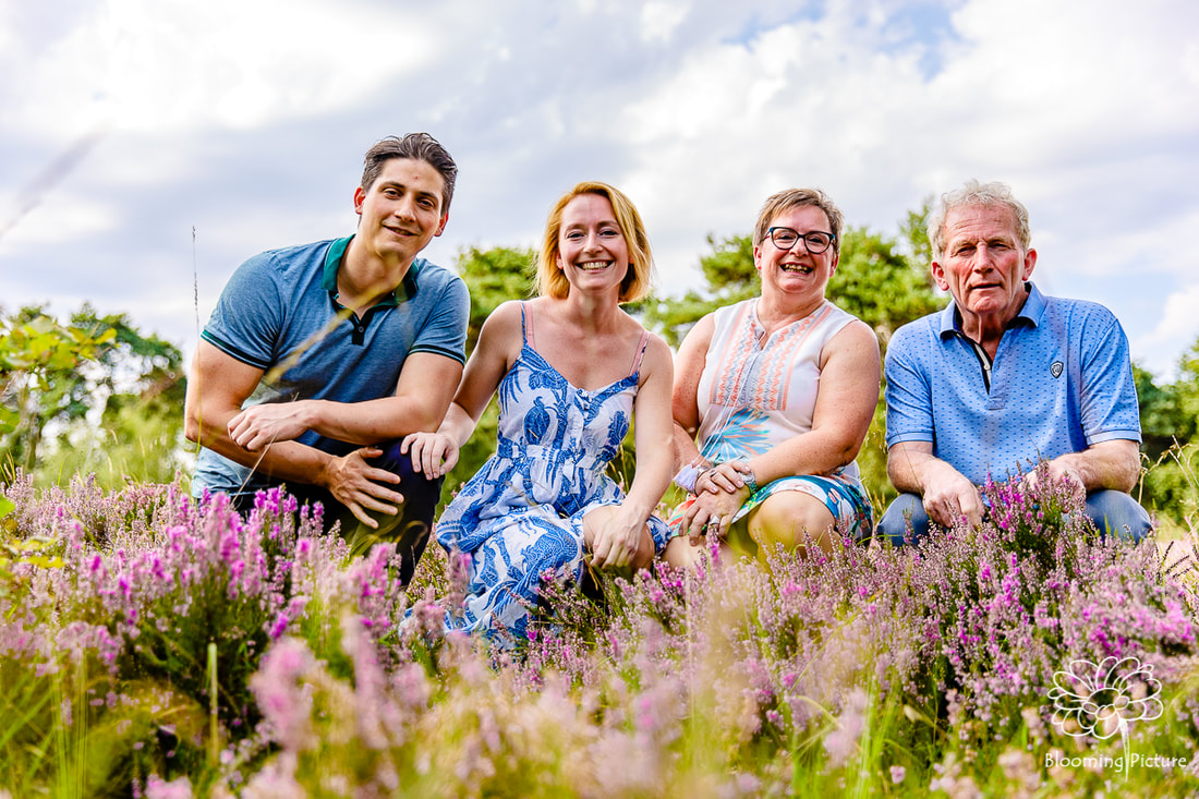 Fotoshoot gezin op de bloeiende heide in Brabant