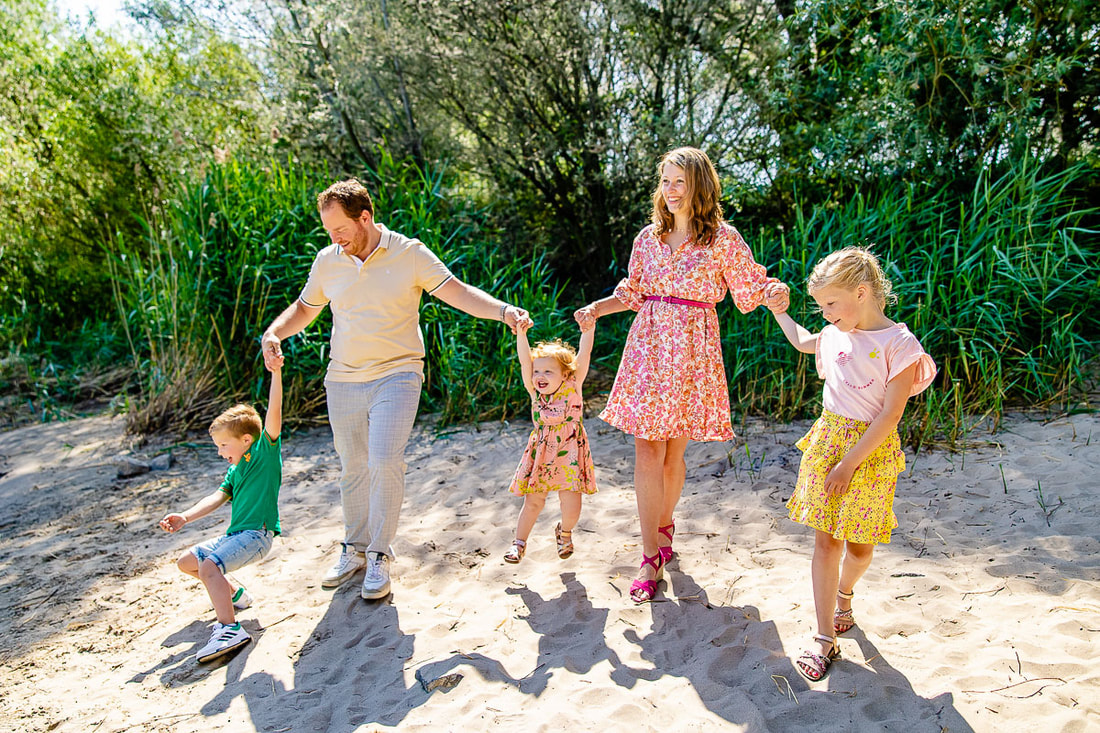 Fotoshoot gezin Zaltbommel langs strandje aan de Waal