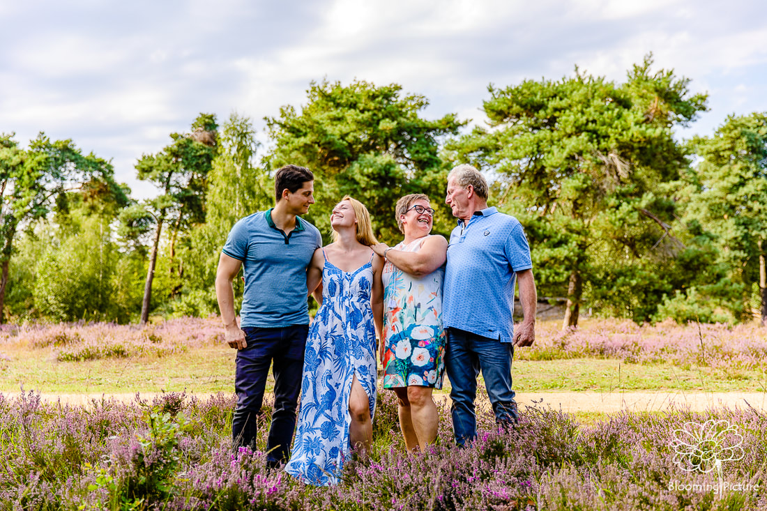 Fotoshoot gezin op de bloeiende heide in Brabant