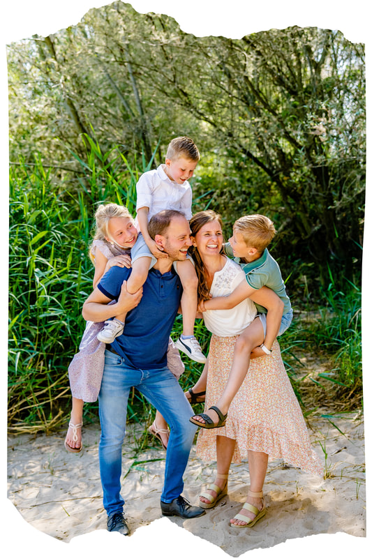 Fotoshoot gezin in de zomer met kinderen op de rug