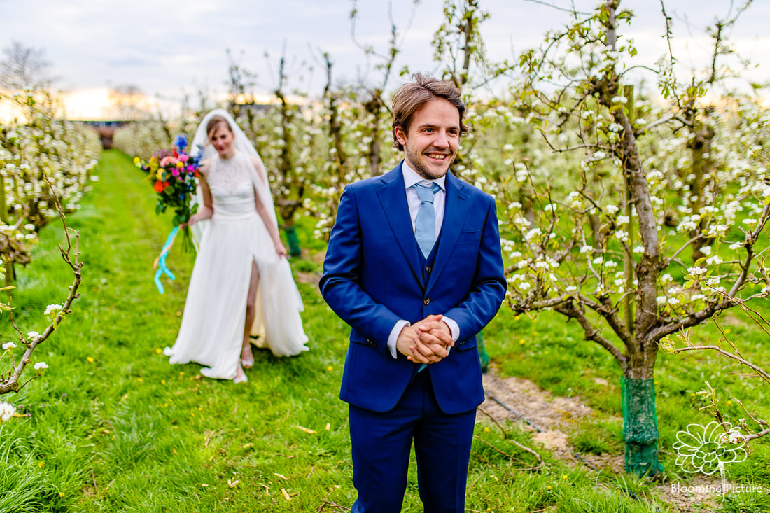 First look bruiloft in een boomgaard