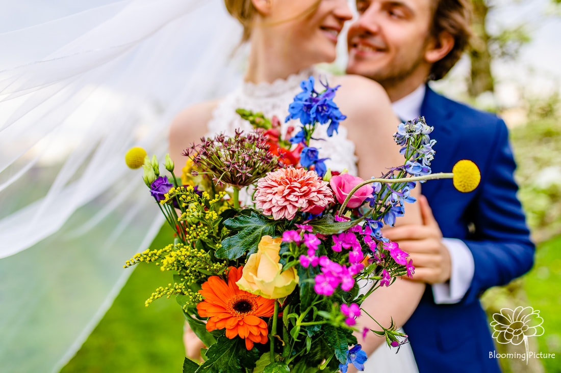 Kleurrijk bruidsboeket tijdens fotoshoot