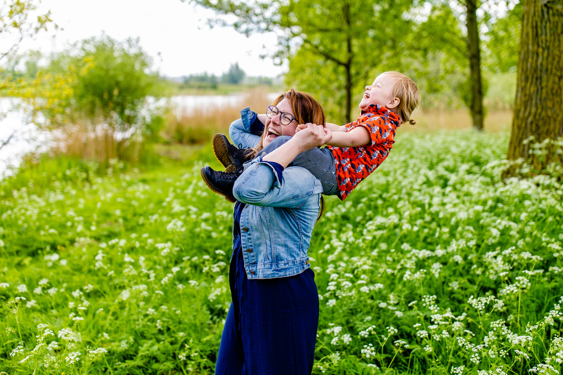 Fotoshoot met moeder en dochter tussen het fluitekruid in mei