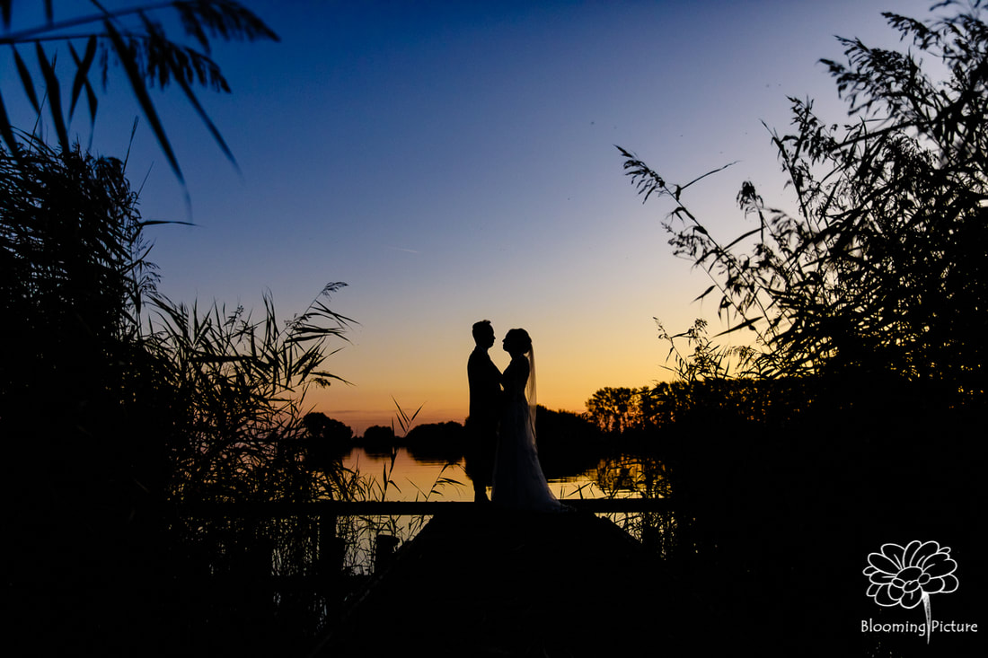 Gouden uur bruidsshoot aan het water in Friesland